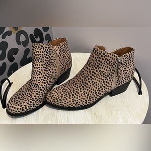 NWOT women’s Sz 10 Arizona animal print boots